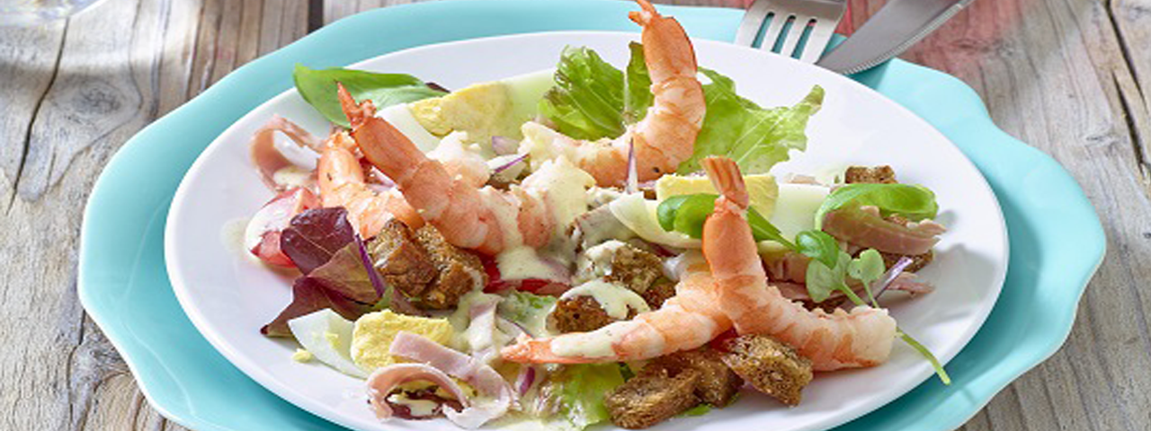 Salade de crevettes avec croûtons et jambon grillé
