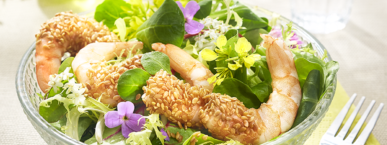 Salade crevettes en croûte de sésame