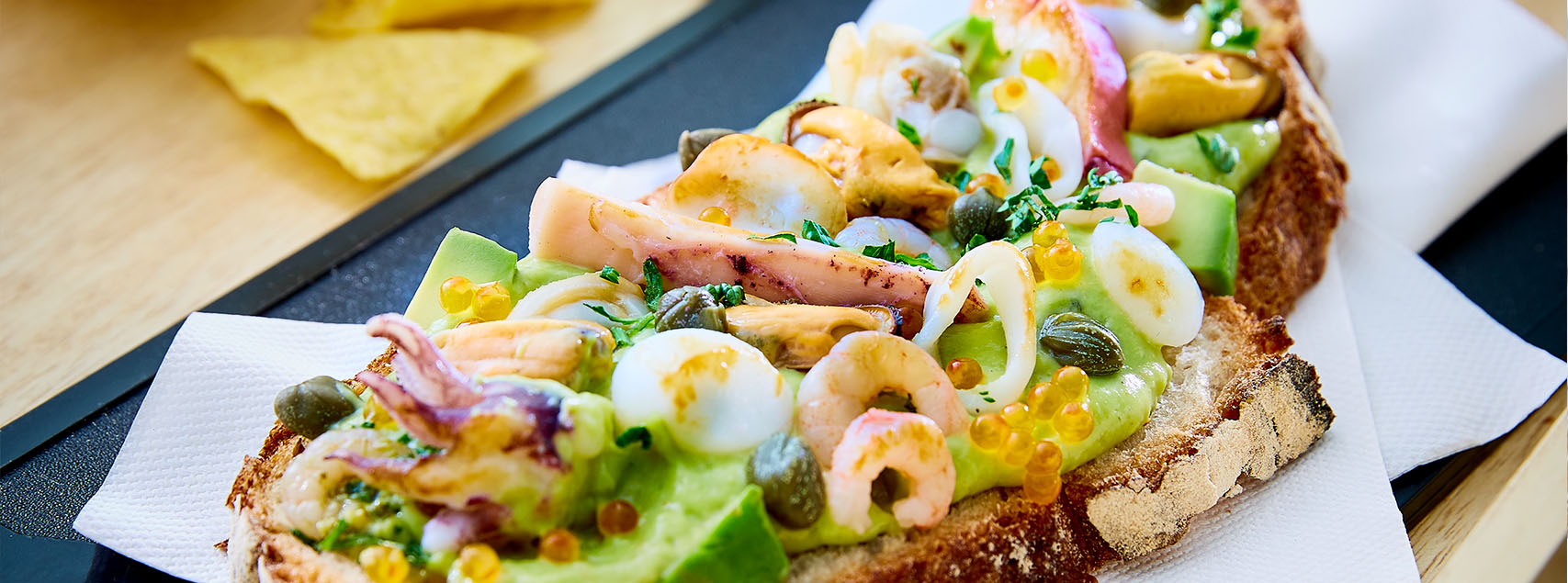 Tartines de fruits de mer, guacamole et oeufs de saumon