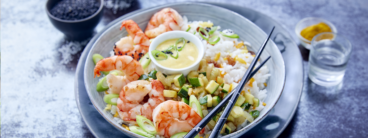 Poke bowl de crevettes, courgettes et riz aux raisins