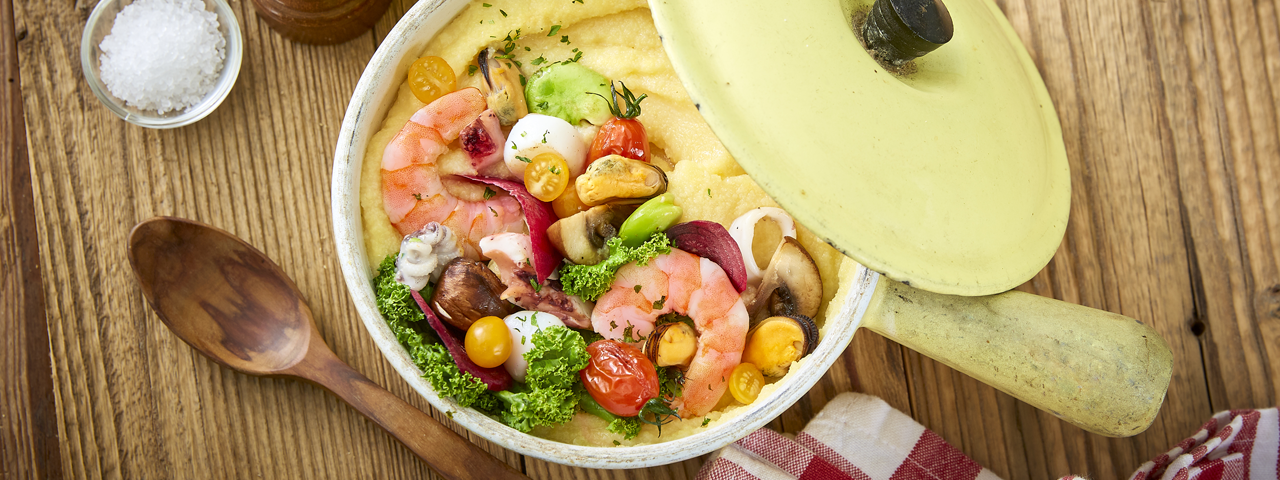Polenta curry-coco aux fruits de mer et petits légumes