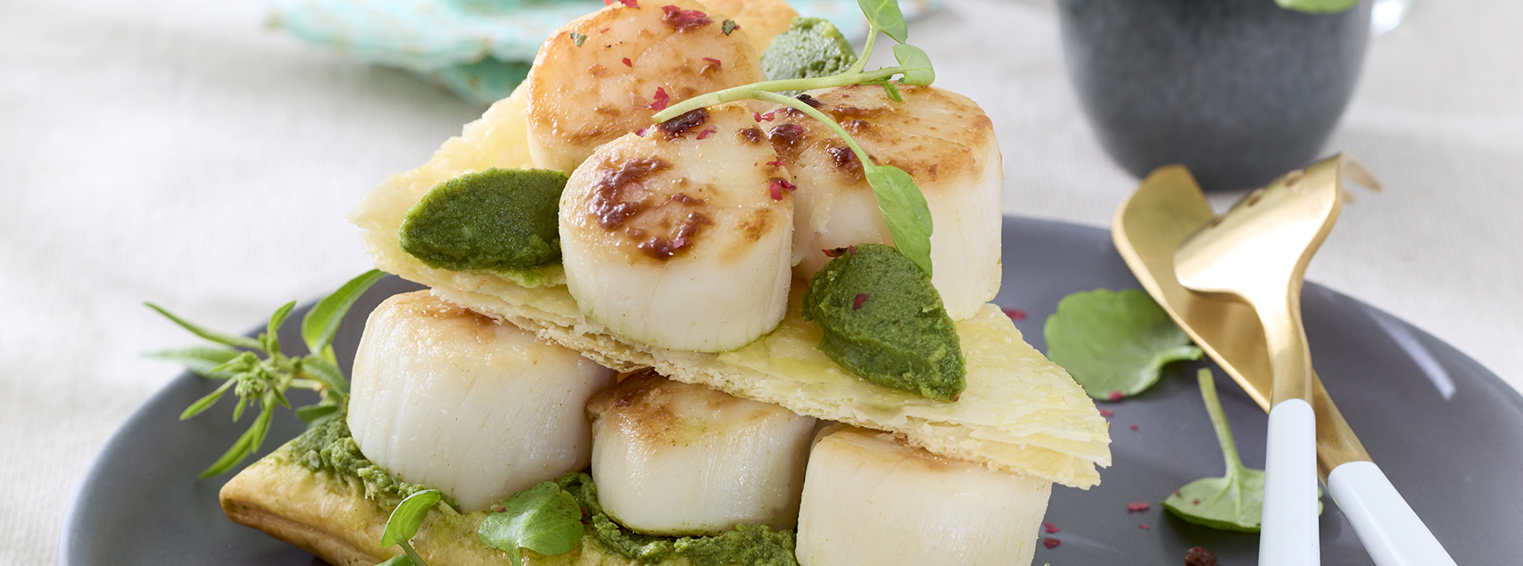 Mille-feuille de Saint-Jacques, mangue, cresson et truffe