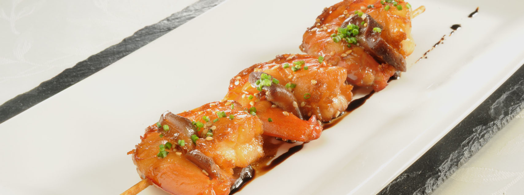 Brochette de gambas aux champignons noirs