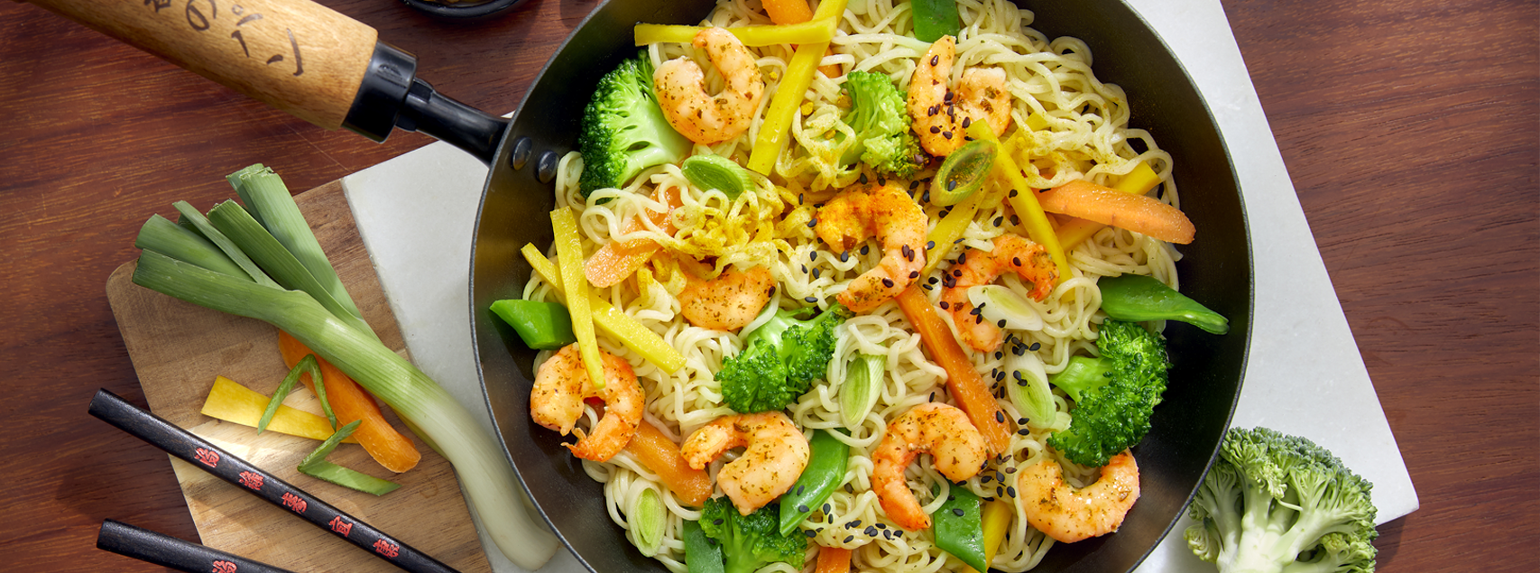 Poêlée de nouilles chinoises aux crevettes marinées