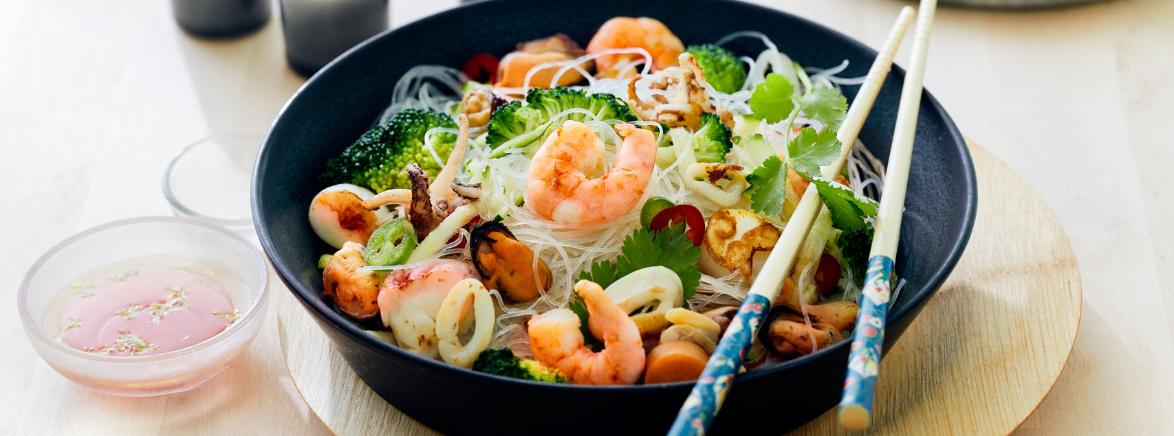 Salade de fruits de mer aux légumes et nouilles chinoises