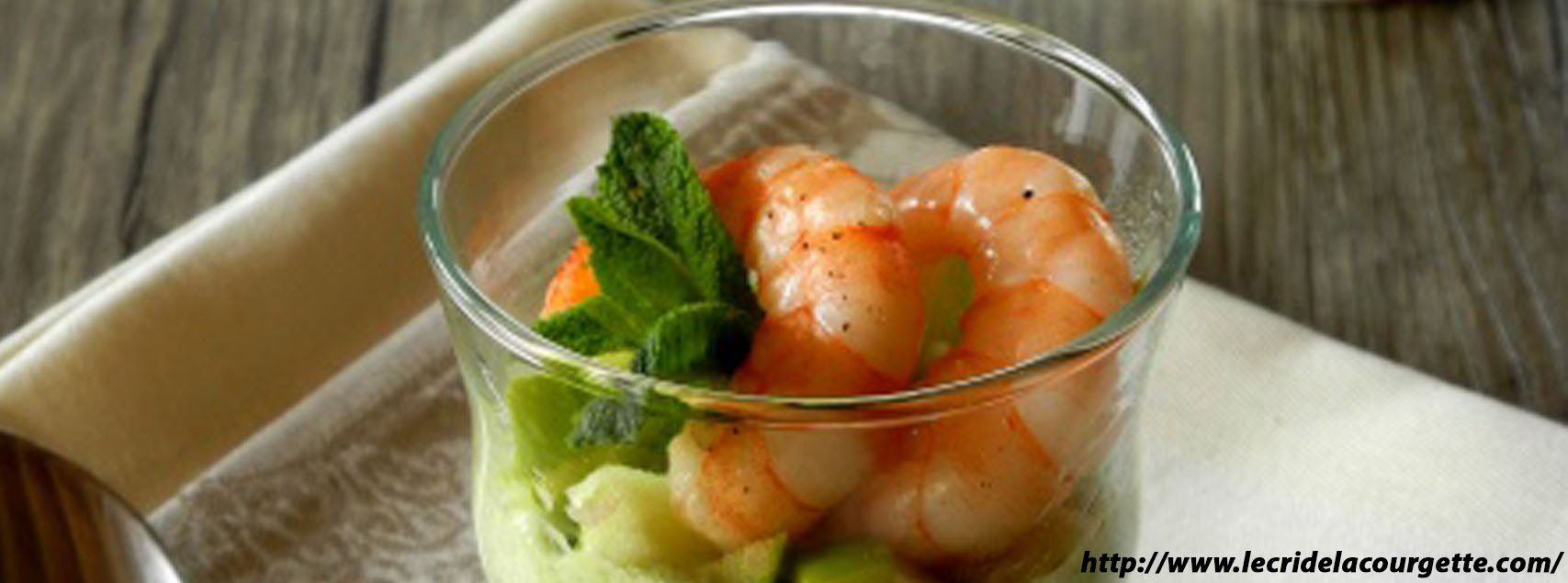 Verrines de mousse de fèves à la pomme verte et aux crevettes