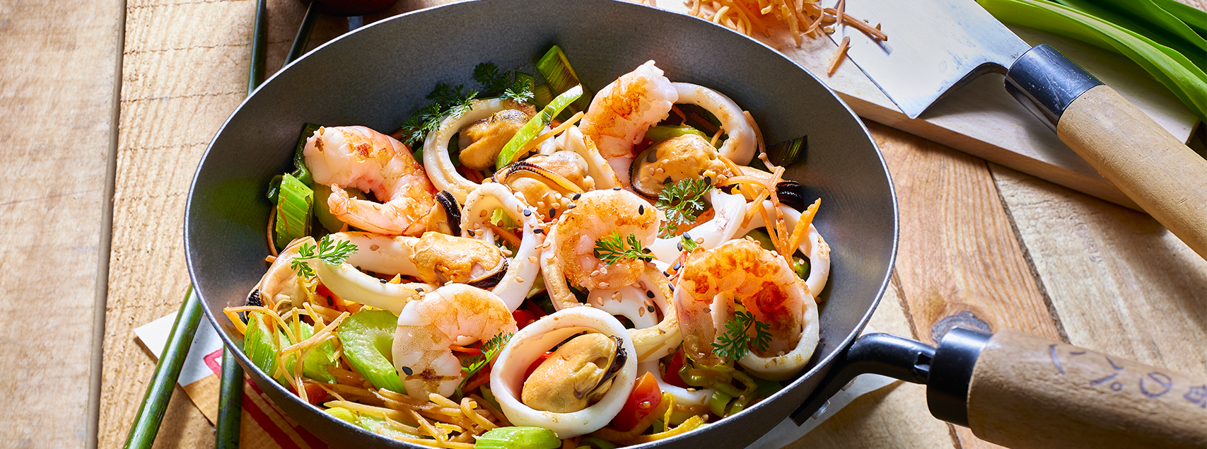 Wok de fruits de mer et légumes croquants