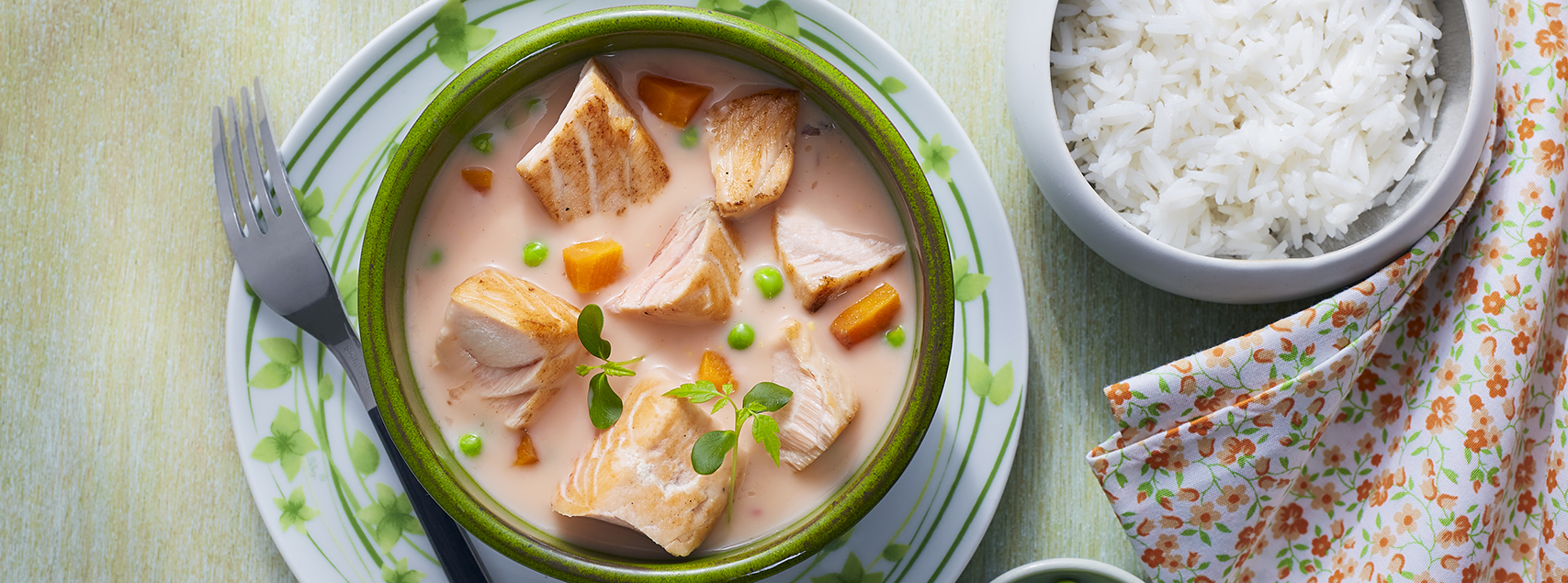 Saumon au curry rouge et lait de coco, riz au jasmin
