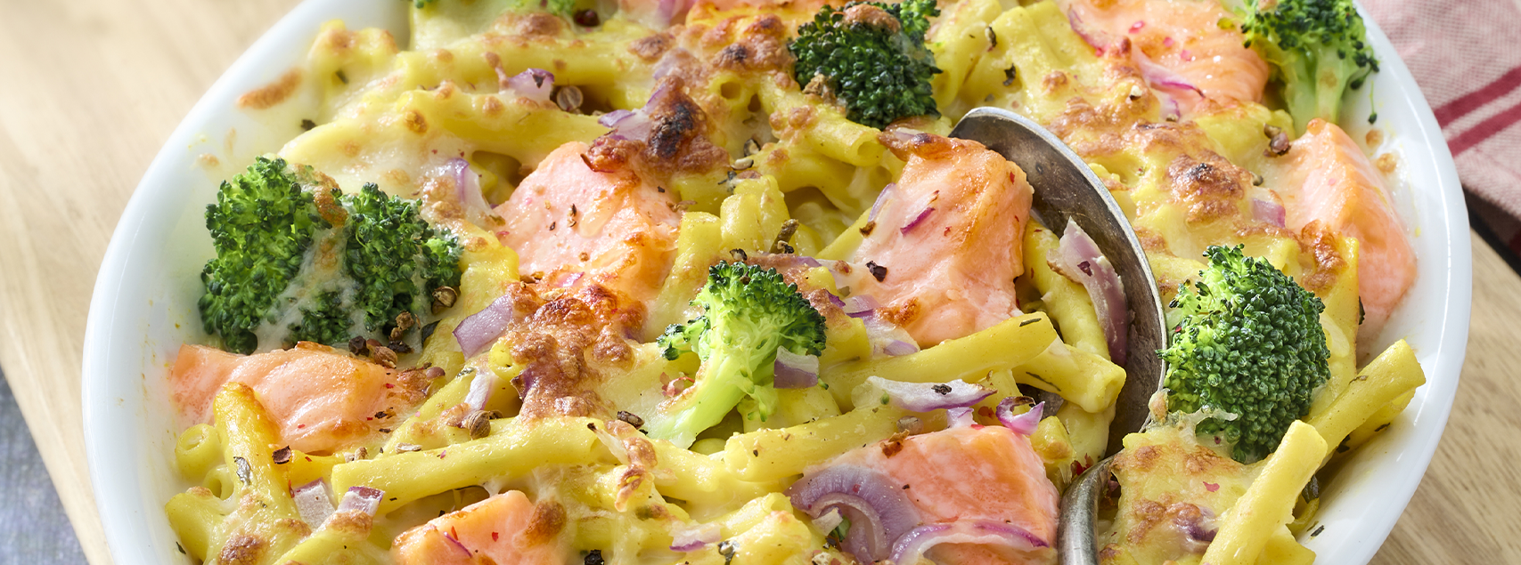Gratin de macaroni au saumon, brocoli et mozzarella