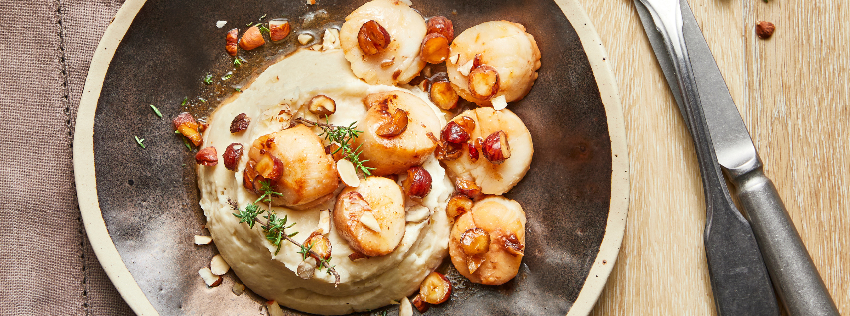 Noix de Saint-Jacques poêlées aux noisettes et purée de chou-fleur